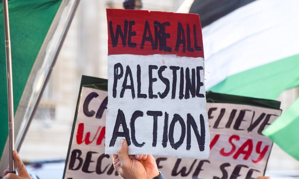 Aktyvistų grupės „Palestine Action“ plakatas / Vuk Valcic / ZUMAPRESS.com