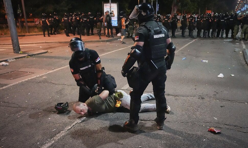 Riaušių policija Serbijoje / Darko Vojinovic / AP