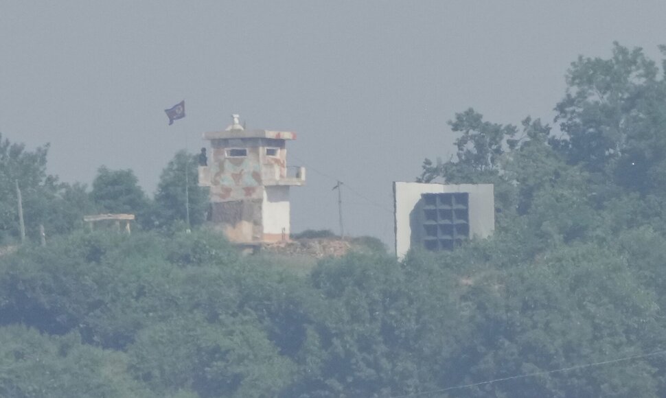 &Scaron;iaurės Korėjos pasienio apsaugos postas / Ahn Young-joon / AP