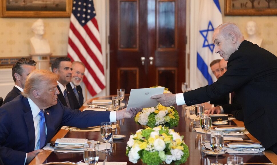 Donaldas Trumpas ir Benjaminas Netanyahu per vakarienę Baltuosiuose rūmuose / Alex Brandon / AP