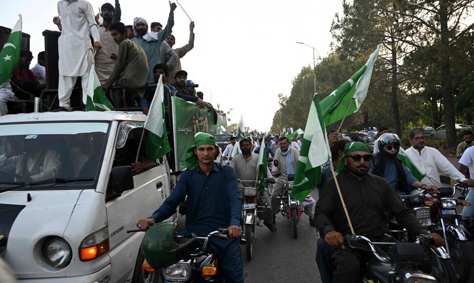 Pakistane žmonės &scaron;venčia paliaubas / FAROOQ NAEEM / AFP