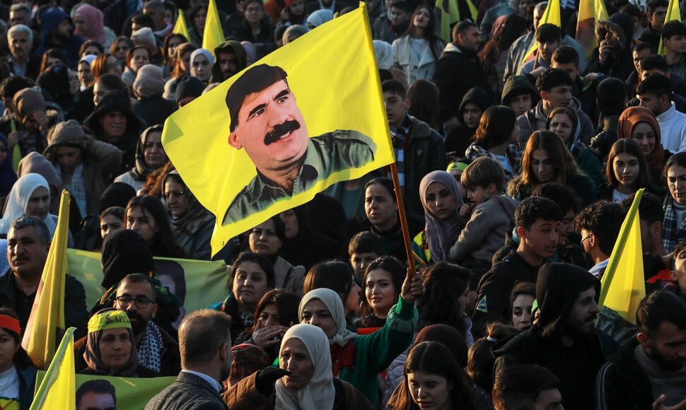 Vėliava su PKK lyderio Abdullah Ocalano veidu / DELIL SOULEIMAN / AFP