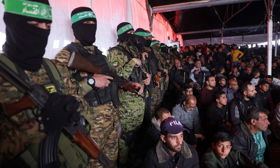 „Hamas“ kovotojai ir palestiniečiai / BASHAR TALEB / AFP