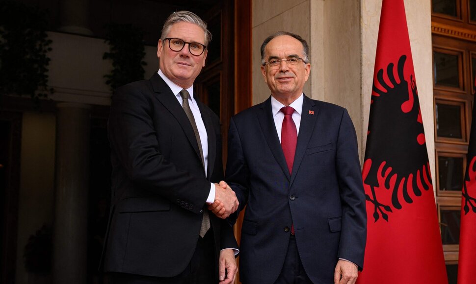 K. Starmeris Albanijoje / LEON NEAL / AFP