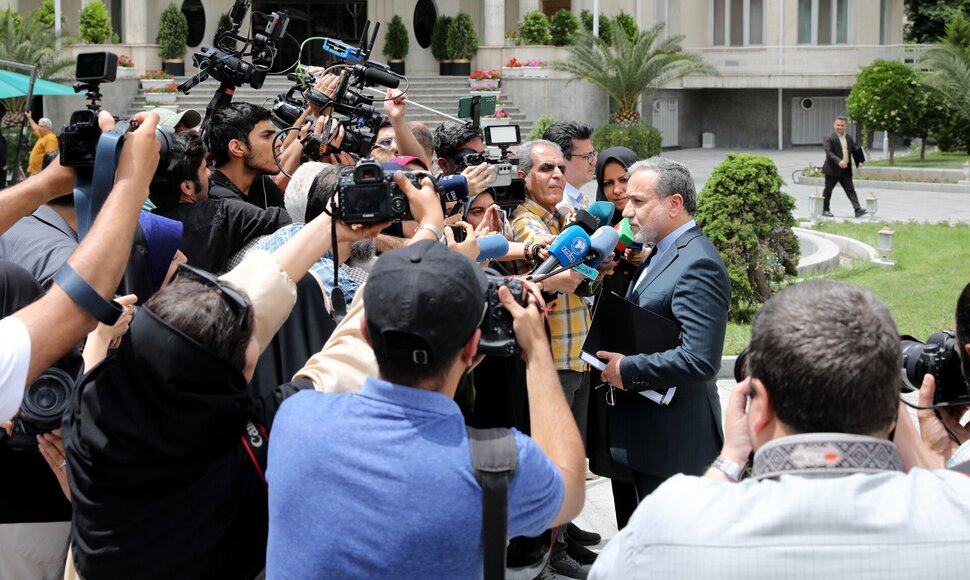 Žurnalistai ir Irano užsienio reikalų ministras Abbasas Araghchi / Iranian Presidency / ZUMAPRESS.com