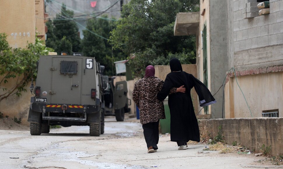 Palestiniečiai prie Izraelio kariuomenės transporto priemonės / Apaimages/SIPA / Apaimages/SIPA