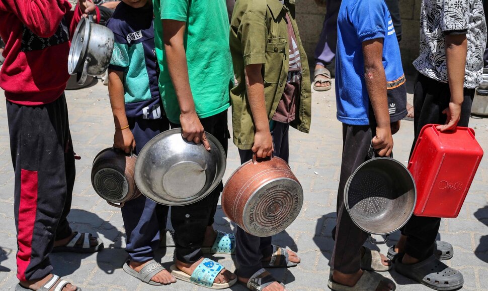 Palestiniečiai renkasi sulaukti maisto / EYAD BABA / AFP