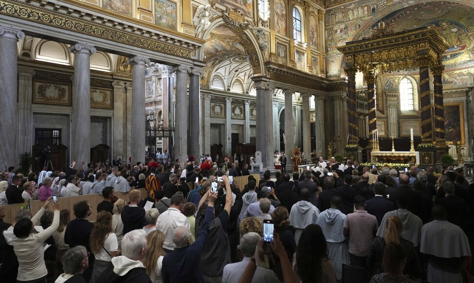 Pamaldos Didžiojoje &Scaron;vč. Mergelės Marijos bazilikoje / Domenico Stinellis / AP