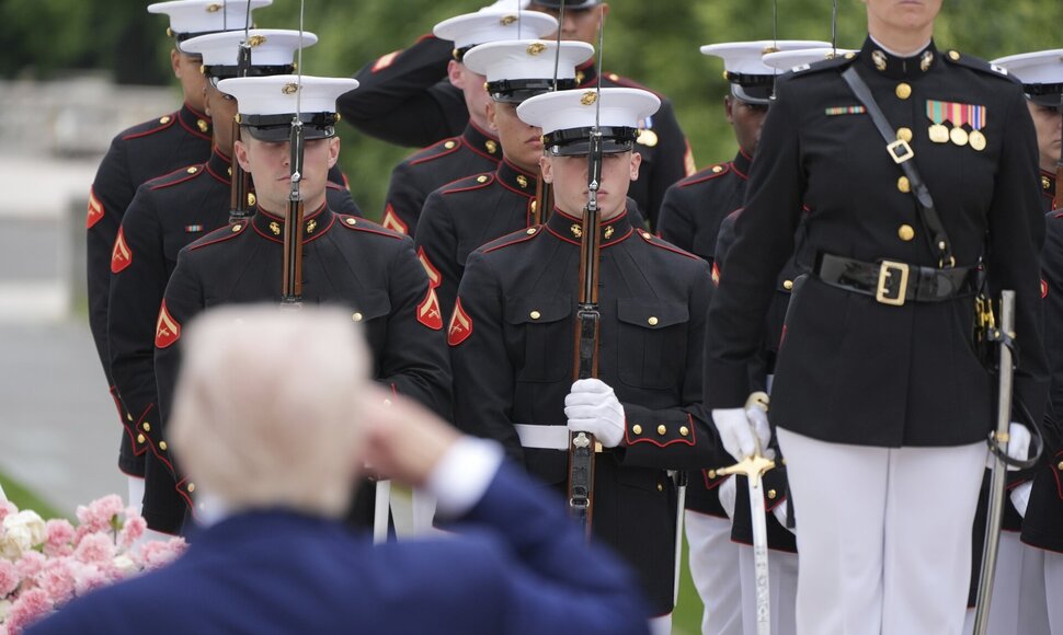 Donaldas Trumpas ir JAV garbės sargybos kariai / Jacquelyn Martin / AP