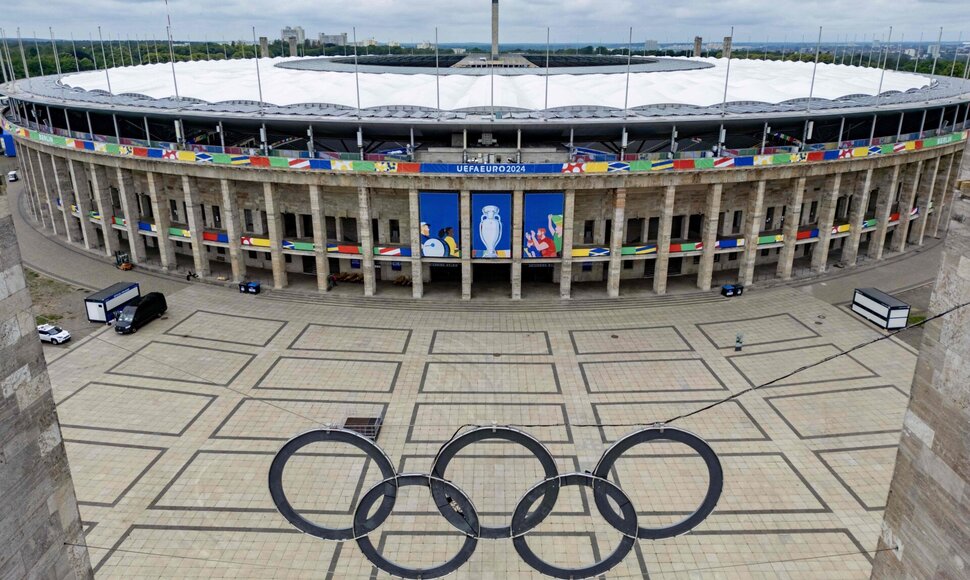 Olimpiniai žiedai Berlyne prie futbolo stadiono / ODD ANDERSEN / AFP