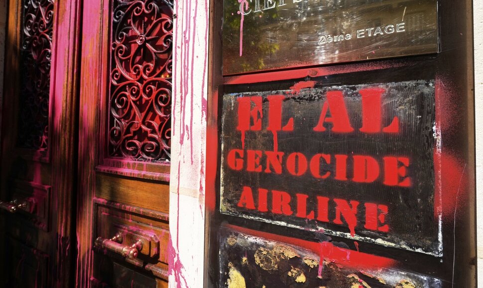 I&scaron;puolis prie&scaron; &bdquo;El Al&ldquo; biurą Paryžiuje / Michel Euler / AP