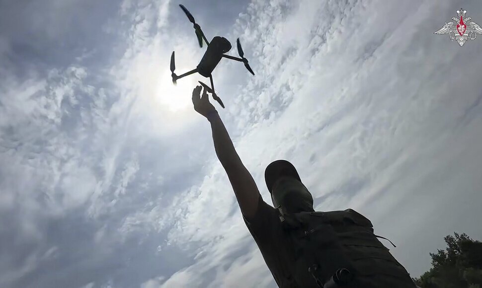 Karys paleidžia droną / / AP