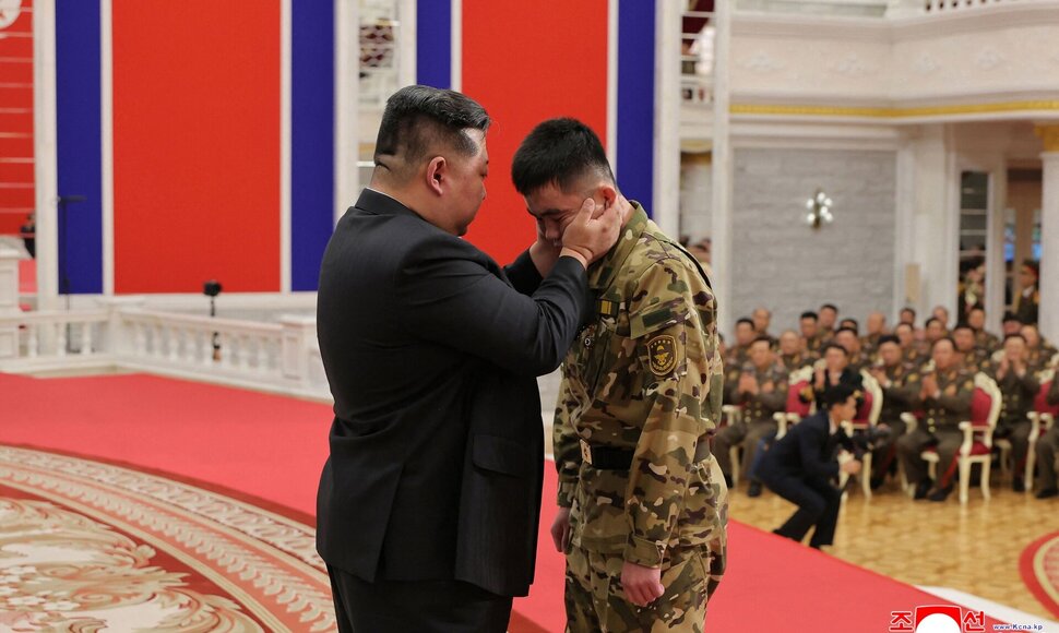 Kim Jong Unas karių pagerbimo ceremonijoje / STR / AFP