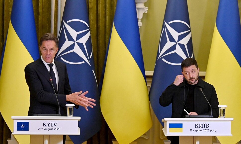 Markas Rutte spaudos konferencijoje su V. Zelenskiu / SERGEI SUPINSKY / AFP