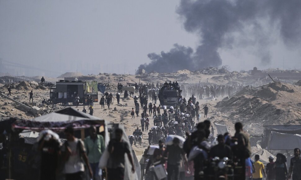 Palestiniečiai eina į pagalbos skirstymo punktus / / AP