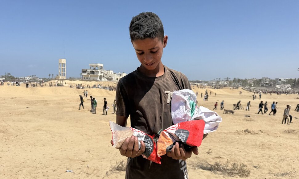 Palestinietis berniukas neša maisto produktus / Alaa Abo Mohsen / ZUMAPRESS.com