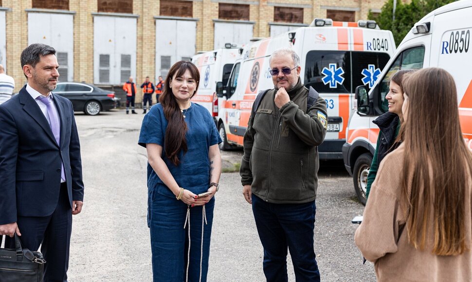 Greitosios medicinos pagalbos tarnyba Ukrainos Charkivo ir Chersono apskričių administracijoms perdavė 23 nebenaudojamus specializuotus automobilius / Paulius Peleckis / BNS