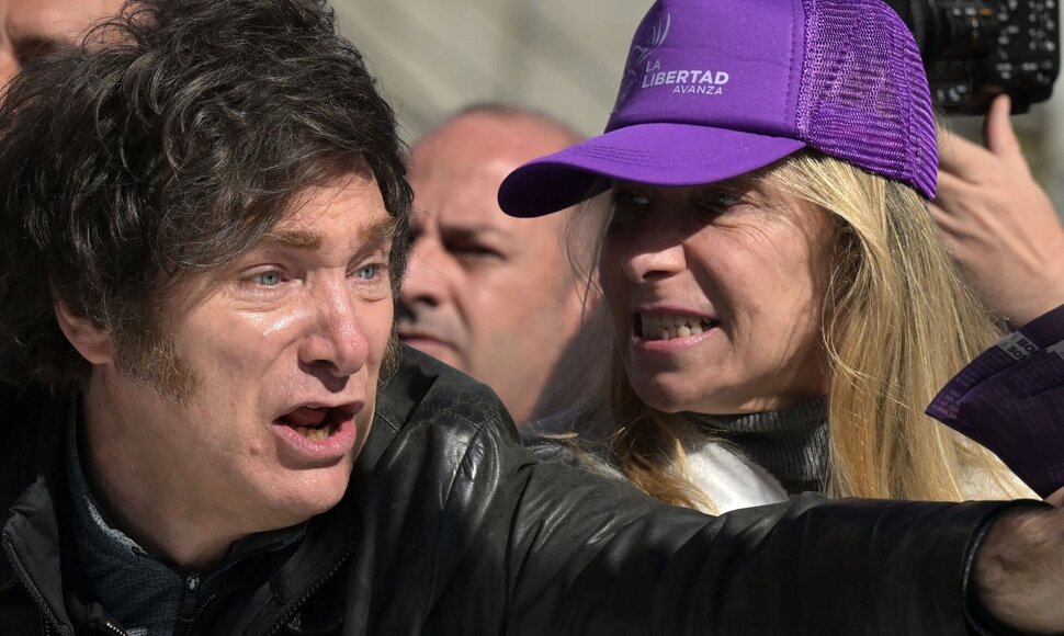 Javieras Milei ir jo sesuo / JUAN MABROMATA / AFP