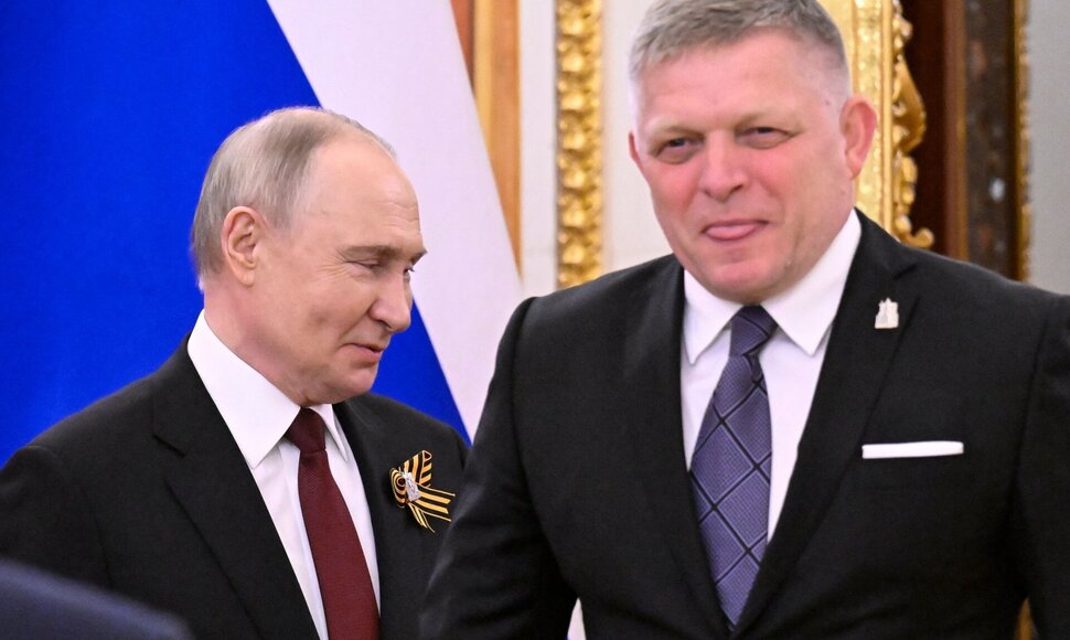 Vladimiras Putinas su Slovakijos ministru pirmininku / ALEXANDER NEMENOV / AFP