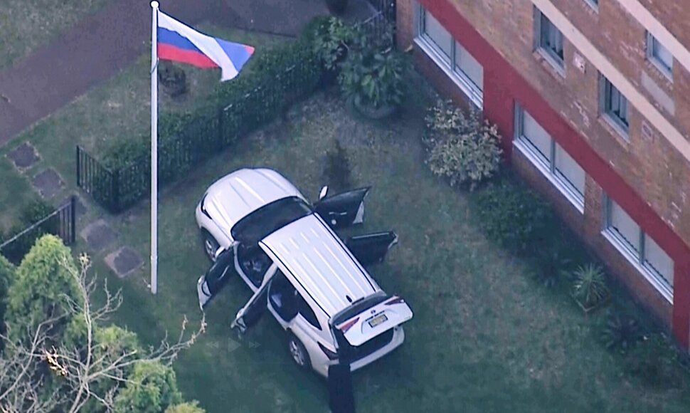 Automobilis prie Rusijos konsulato Sidnėjuje / / AP