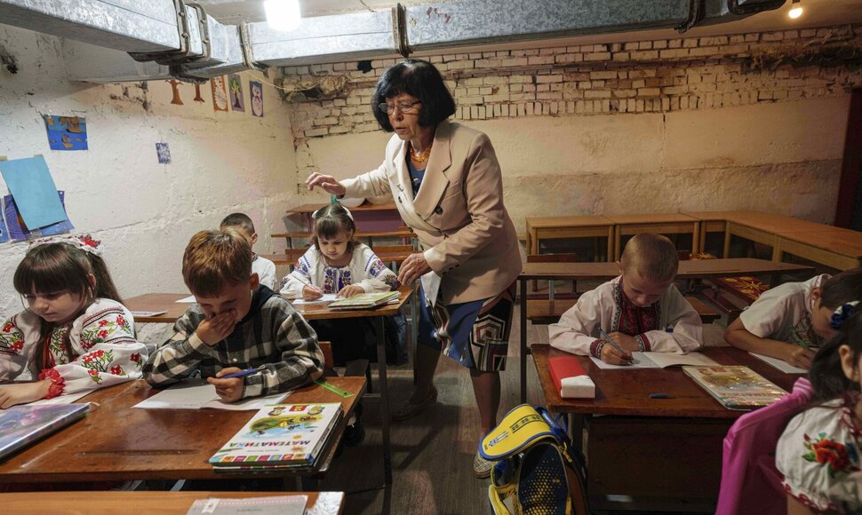 Klasė rūsyje Ukrainos mokykloje / / AP