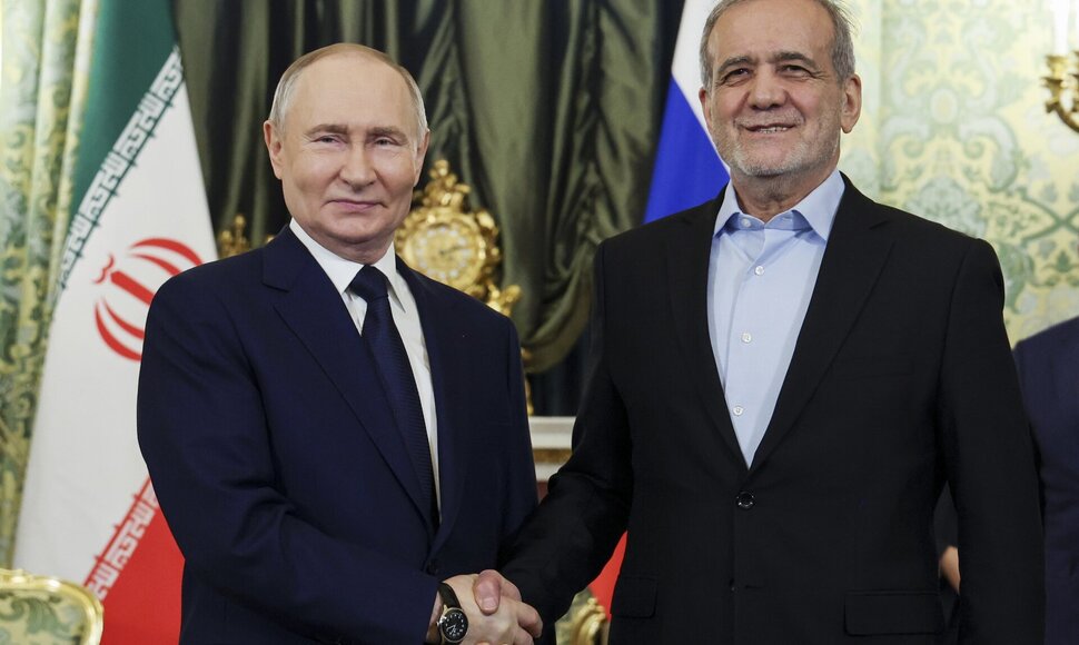 Vladimiras Putinas ir Irano prezidentas Masoudas Pezeshkianas Maskvoje / Vyacheslav Prokofyev / AP