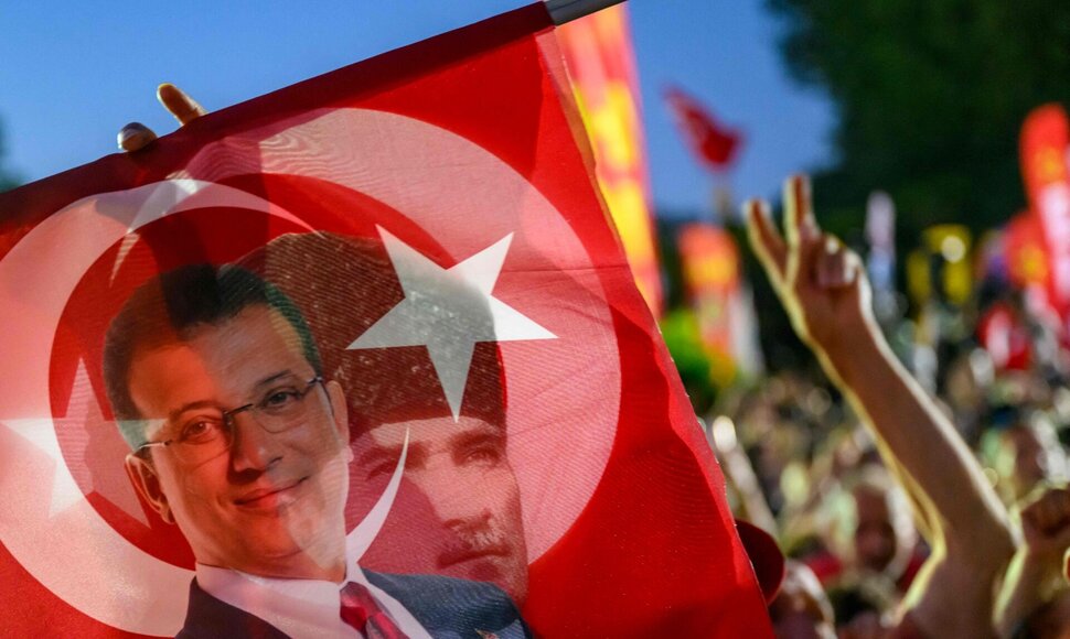 Protestas prieš Stambulo mero Ekremo Imamoglu sulaikymą / YASIN AKGUL / AFP