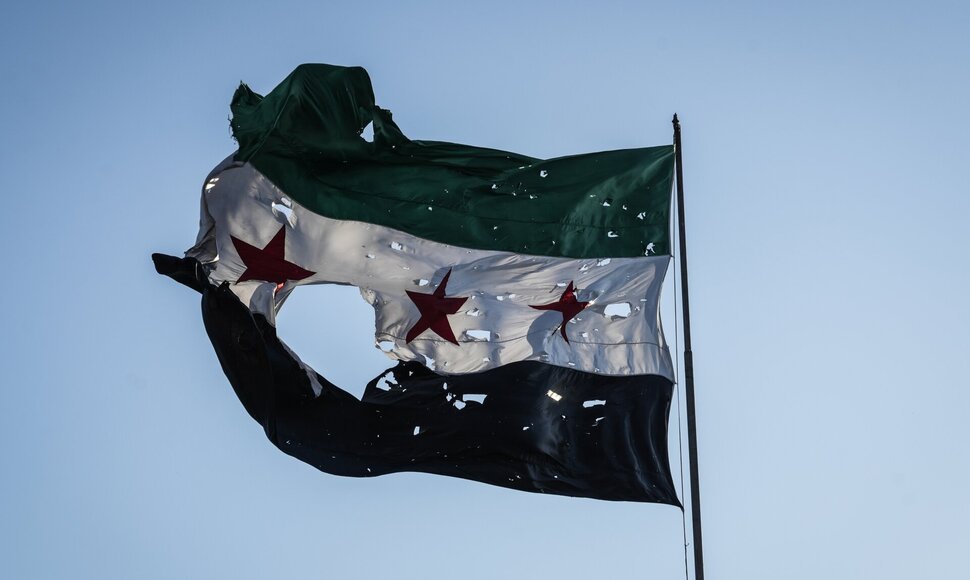 Sirijos vėliava po Izraelio smūgio Damaske / Moawia Atrash / dpa/picture-alliance