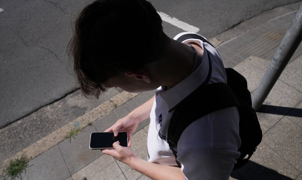 Paauglys su telefonu / Rick Rycroft / AP