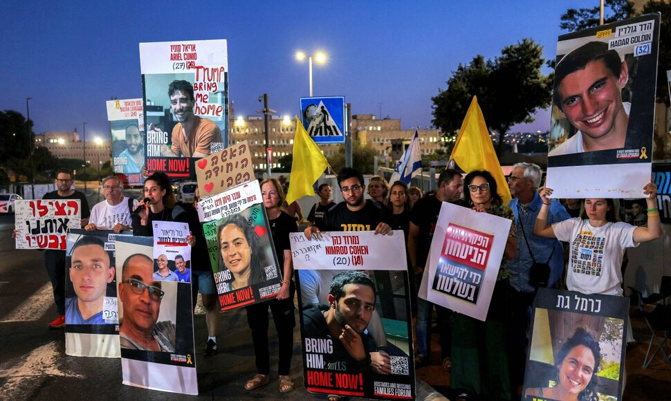 Giminaičiai ir kiti demonstrantai laiko įkaitų nuotraukas / HAZEM BADER / AFP