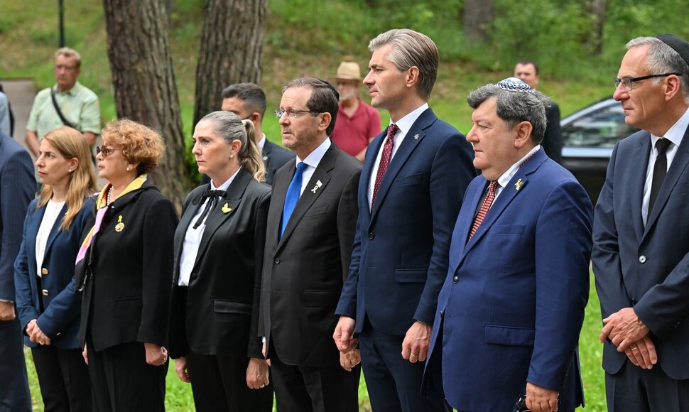Izraelio prezidentas Holokausto aukų pagerbime Panerių memoriale / URM nuotr.