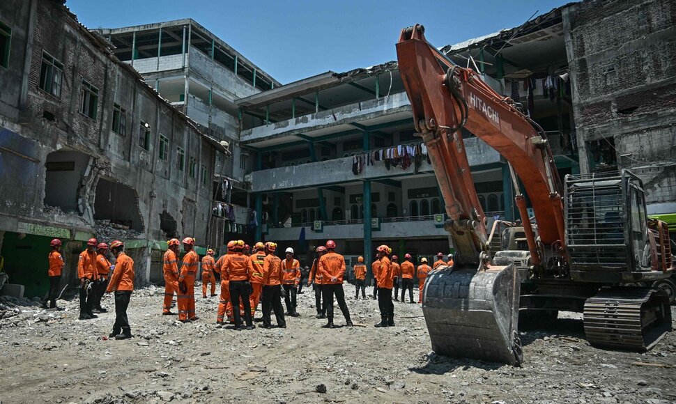Mokyklos griūtis Indonezijoje / JUNI KRISWANTO / AFP