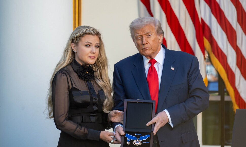 Donaldas Trumpas su Charlie Kirko na&scaron;le per medalio įteikimo ceremoniją / Joey Sussman / ZUMAPRESS.com