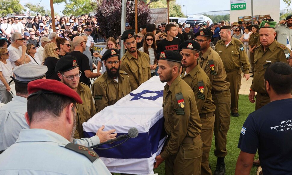 Izraelio kariai ne&scaron;a įkaito karstą / GIL COHEN-MAGEN / AFP