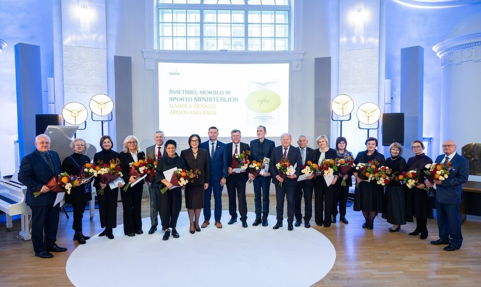 ŠMSM įteikti ministerijos garbės ženklai / ŠMSM nuotr.