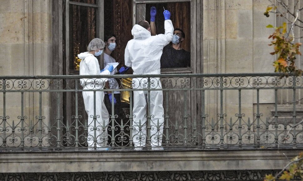 Policija atlieka tyrimus prie Luvro / HOUPLINE-RENARD/SIPA / HOUPLINE-RENARD/SIPA