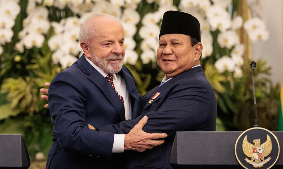 Luizas Inacio Lula da Silva ir Prabowo Subianto / YASUYOSHI CHIBA / AFP
