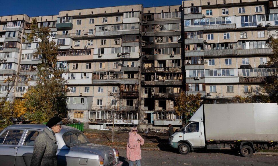Butas po dronų smūgio Kyjive / TETIANA DZHAFAROVA / AFP