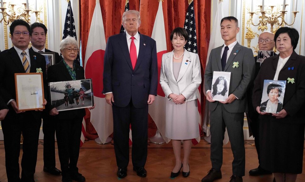 Donaldas Trumpas su Šiaurės Korėjos pagrobtų japonų šeimomis / ANDREW HARNIK / Getty Images via AFP