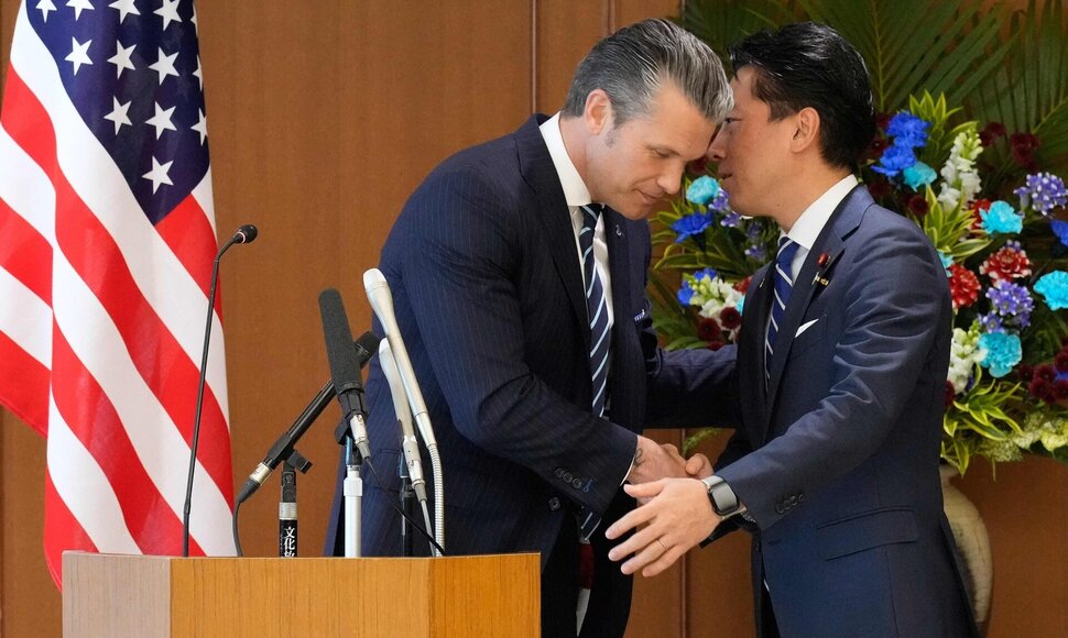 Pete'as Hegsethas su Shinjiro Koizumi / EUGENE HOSHIKO / AFP