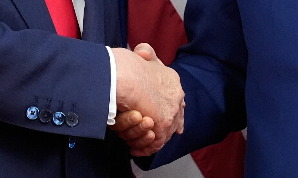 Donaldas Trumpas spaudžia ranką Xi Jinpingui / / AP