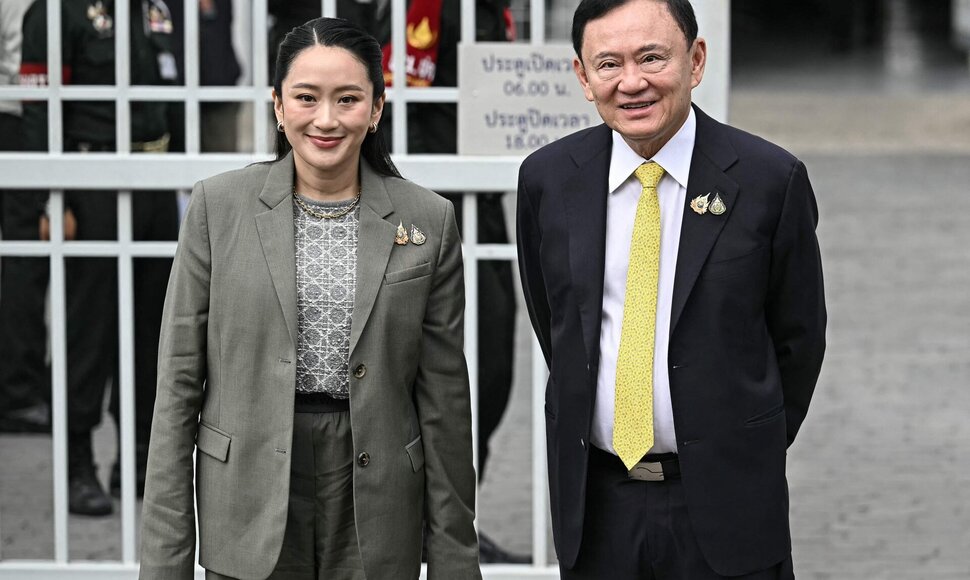 Thaksinas Shinawatra su dukra Paetongtarn / LILLIAN SUWANRUMPHA / AFP