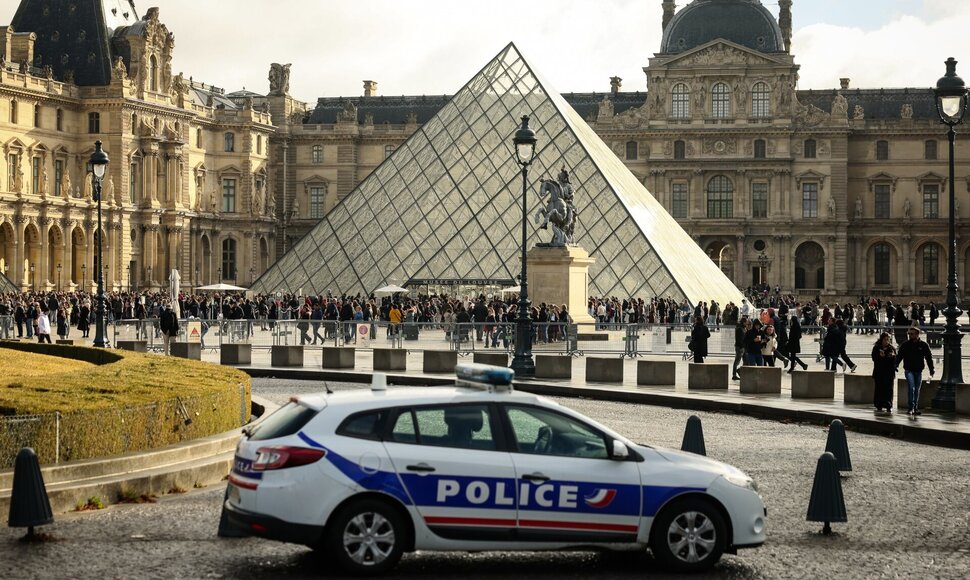  / AP