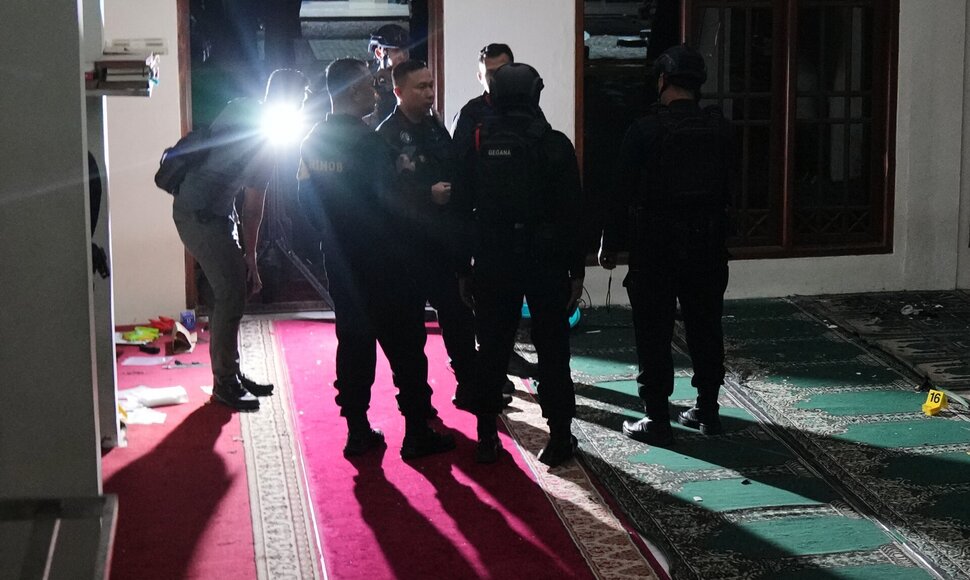 Sprogimai Indonezijoje esančioje mokyklos mečetėje /  / AP