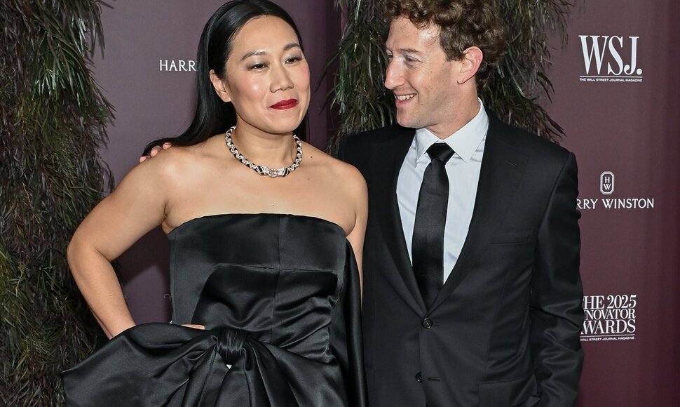 Markas Zuckerbergas su žmona Priscilla Chan / / AP