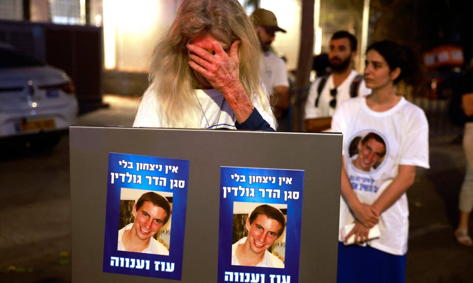 Plakatai su Hadaro Goldino nuotraukomis  / MENAHEM KAHANA / AFP