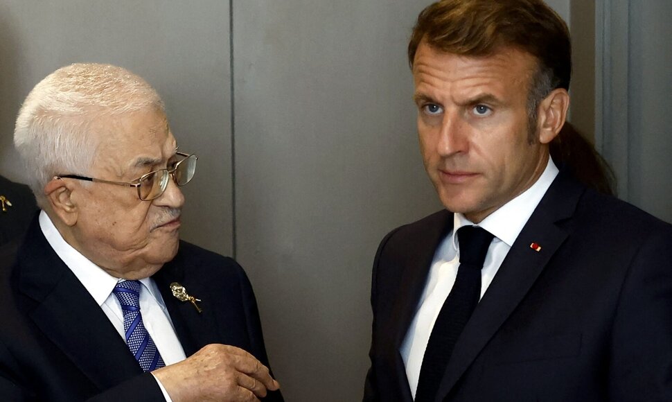 Mahmudas Abbasas ir Emmanuelis Macronas / YOAN VALAT / AFP