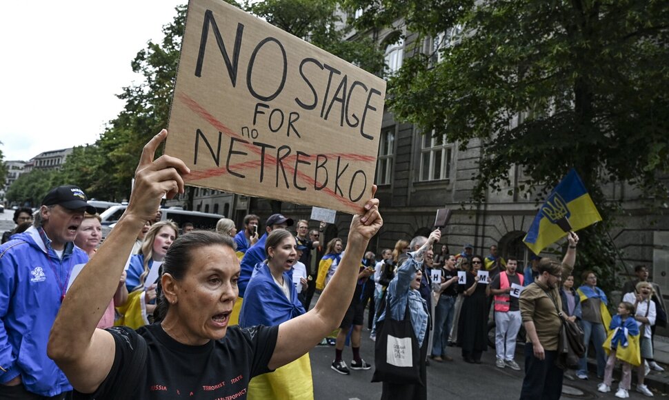 Protestas prie&scaron; Anos Netrebko pasirodymą / Jens Kalaene / dpa/picture-alliance