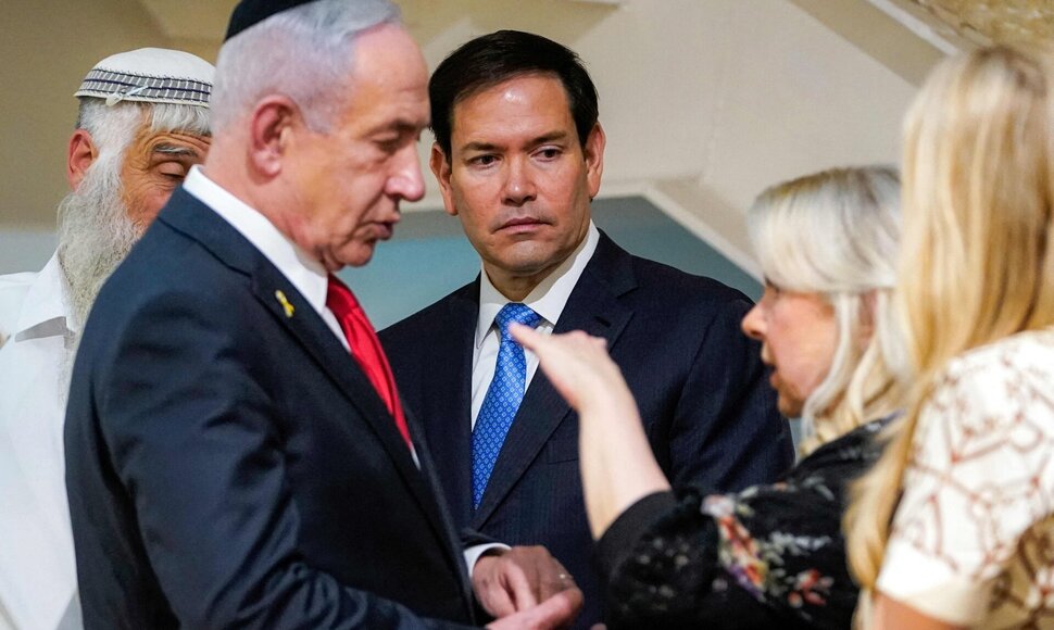 Benjaminas Netanyahu ir Marco Rubio / NATHAN HOWARD / AFP