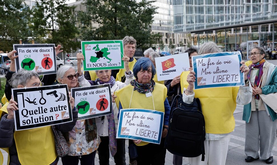 Protestas prie teismo / STEPHANE DE SAKUTIN / AFP